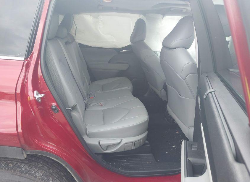 Photo 8 of 2024 Toyota Highlander XLE (VIN 5TDKDRBH4RS559209)