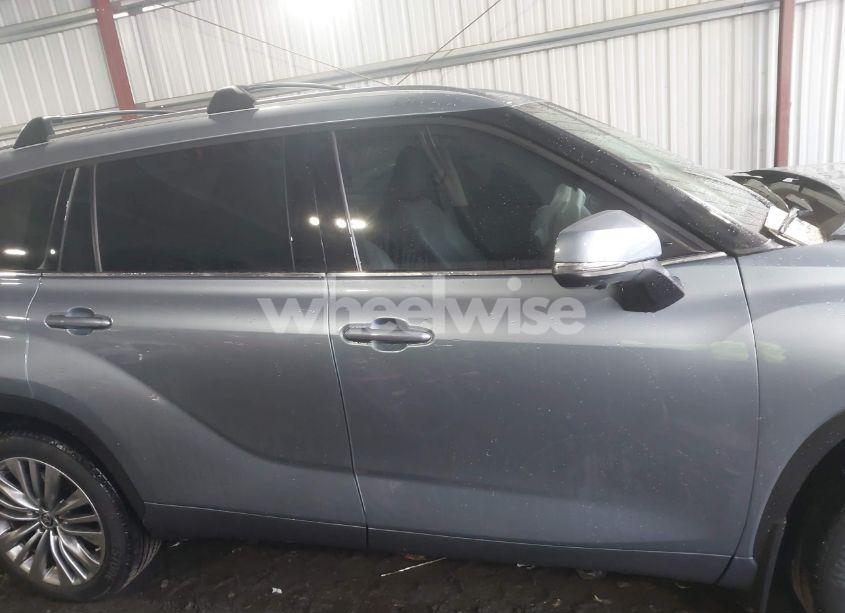 Photo 13 of 2024 Toyota Highlander PLATINUM (VIN 5TDKDRBH4RS567200)