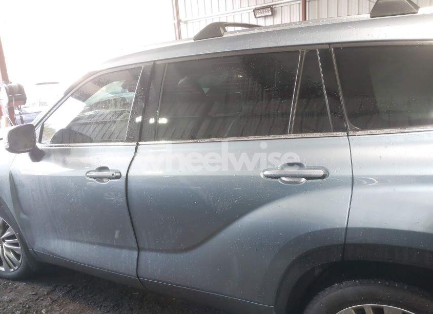 Photo 14 of 2024 Toyota Highlander PLATINUM (VIN 5TDKDRBH4RS567200)