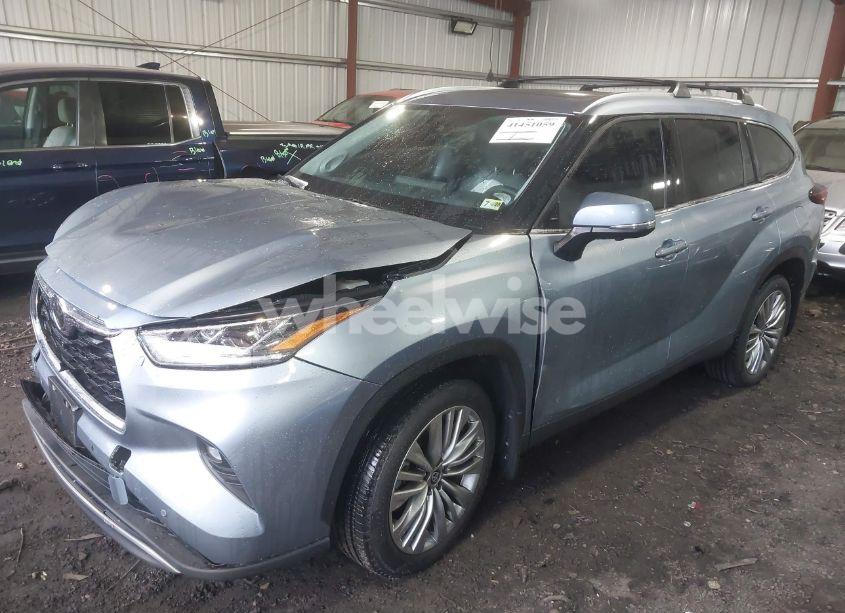 Photo 2 of 2024 Toyota Highlander PLATINUM (VIN 5TDKDRBH4RS567200)
