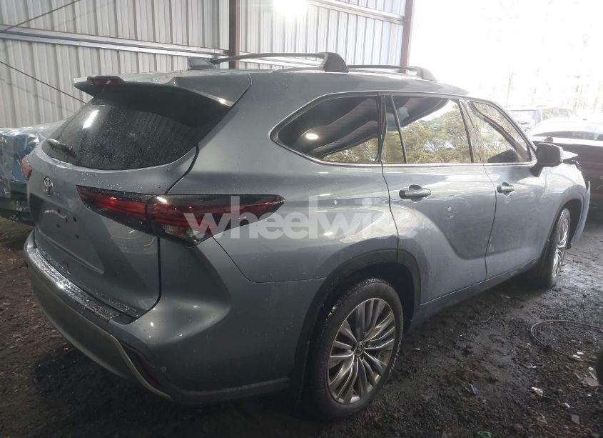 Photo 4 of 2024 Toyota Highlander PLATINUM (VIN 5TDKDRBH4RS567200)