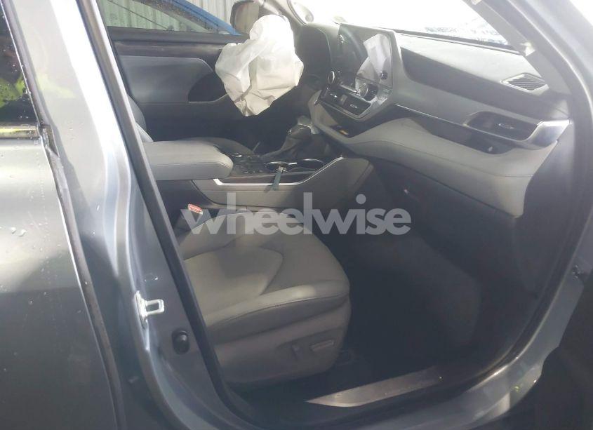 Photo 5 of 2024 Toyota Highlander PLATINUM (VIN 5TDKDRBH4RS567200)