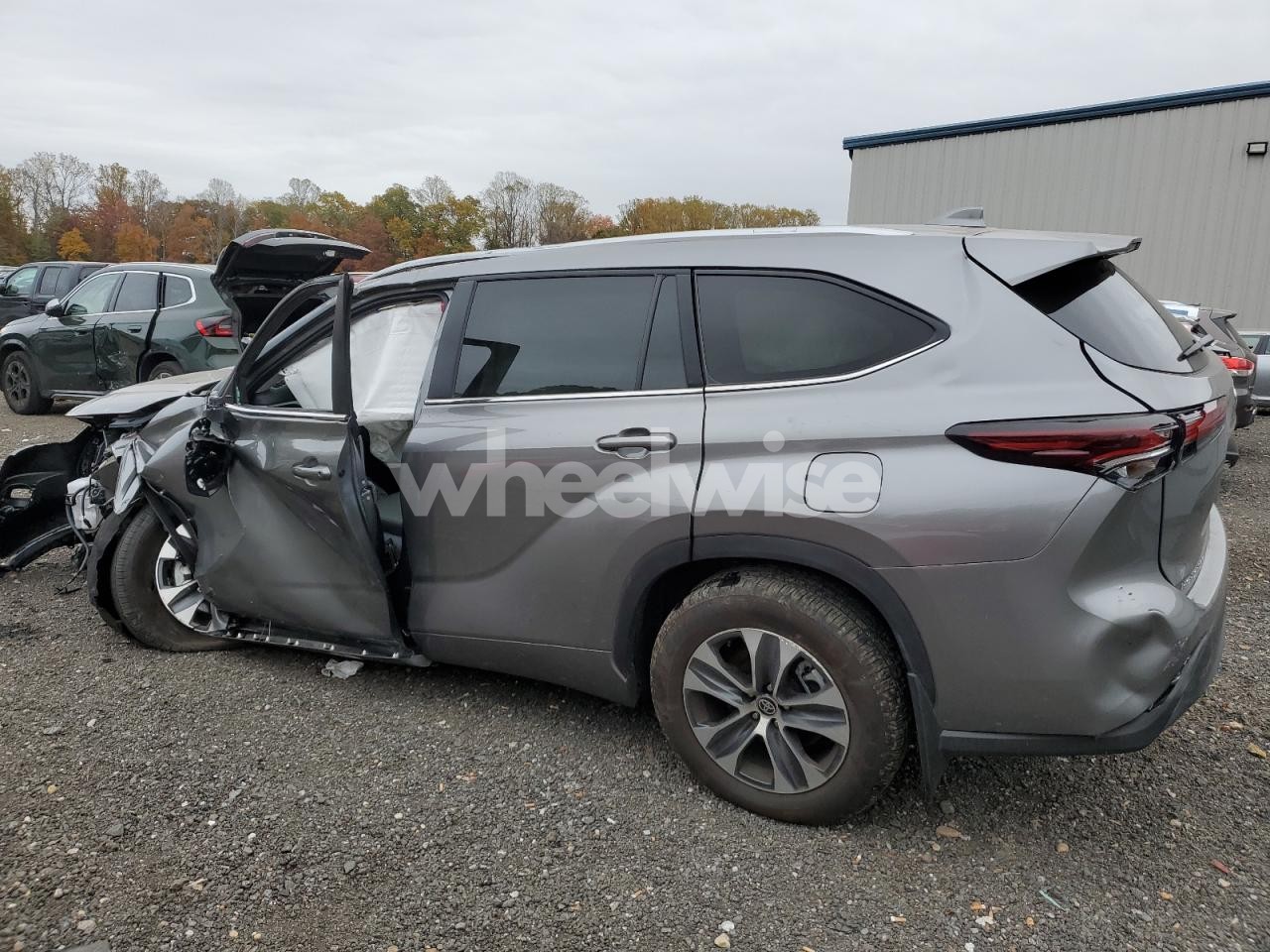 Photo 2 of 2025 TOYOTA HIGHLANDER LE (VIN 5TDKDRBH4SS587484)