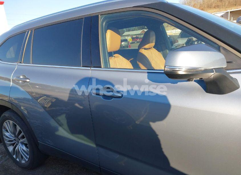 Photo 14 of 2024 Toyota Highlander PLATINUM (VIN 5TDKDRBH5RS529572)