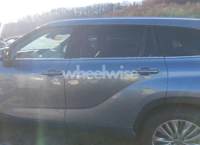 Photo 15 of 2024 Toyota Highlander PLATINUM (VIN 5TDKDRBH5RS529572)