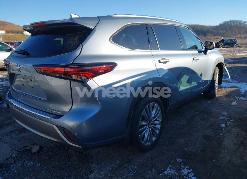 Photo 4 of 2024 Toyota Highlander PLATINUM (VIN 5TDKDRBH5RS529572)