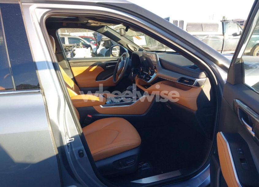 Photo 5 of 2024 Toyota Highlander PLATINUM (VIN 5TDKDRBH5RS529572)
