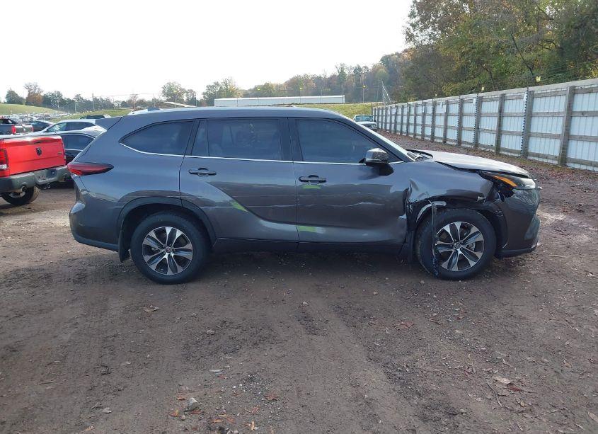 Photo 13 of 2024 Toyota Highlander XLE (VIN 5TDKDRBH5RS542967)