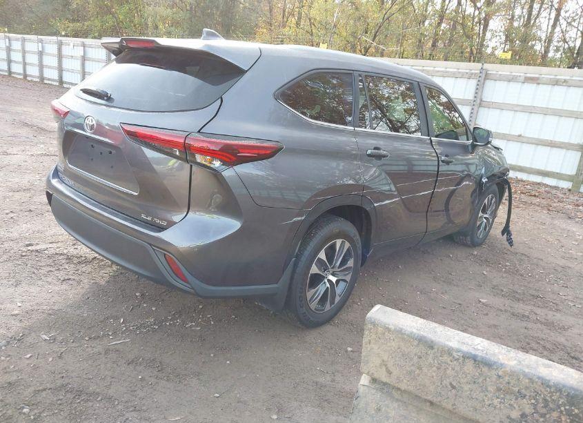 Photo 4 of 2024 Toyota Highlander XLE (VIN 5TDKDRBH5RS542967)