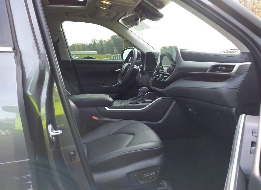 Photo 5 of 2024 Toyota Highlander XLE (VIN 5TDKDRBH5RS542967)