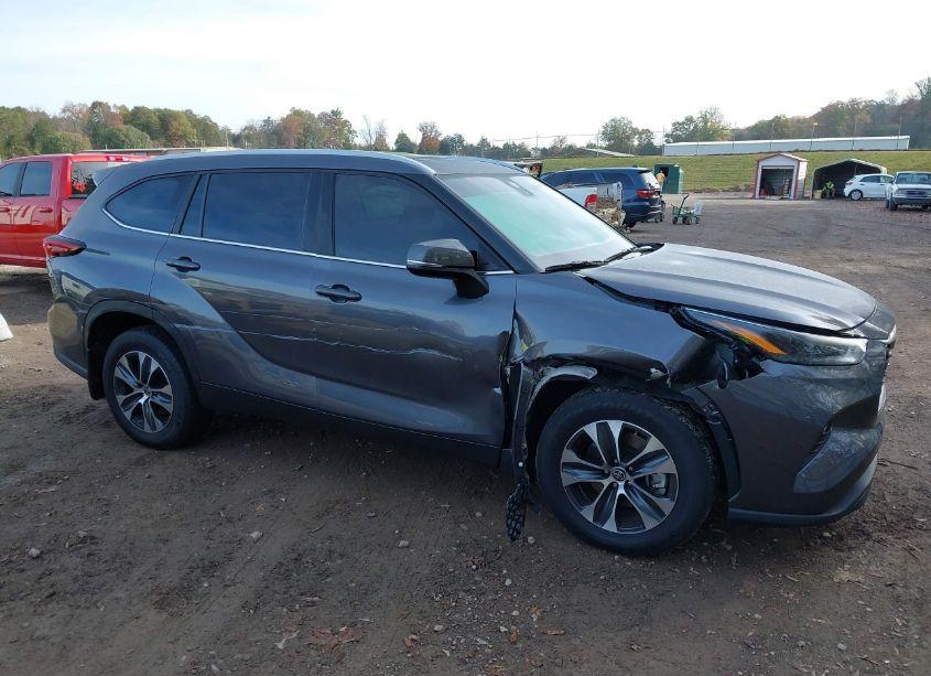 Photo 6 of 2024 Toyota Highlander XLE (VIN 5TDKDRBH5RS542967)