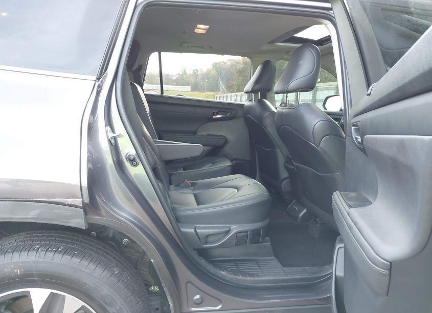 Photo 8 of 2024 Toyota Highlander XLE (VIN 5TDKDRBH5RS542967)