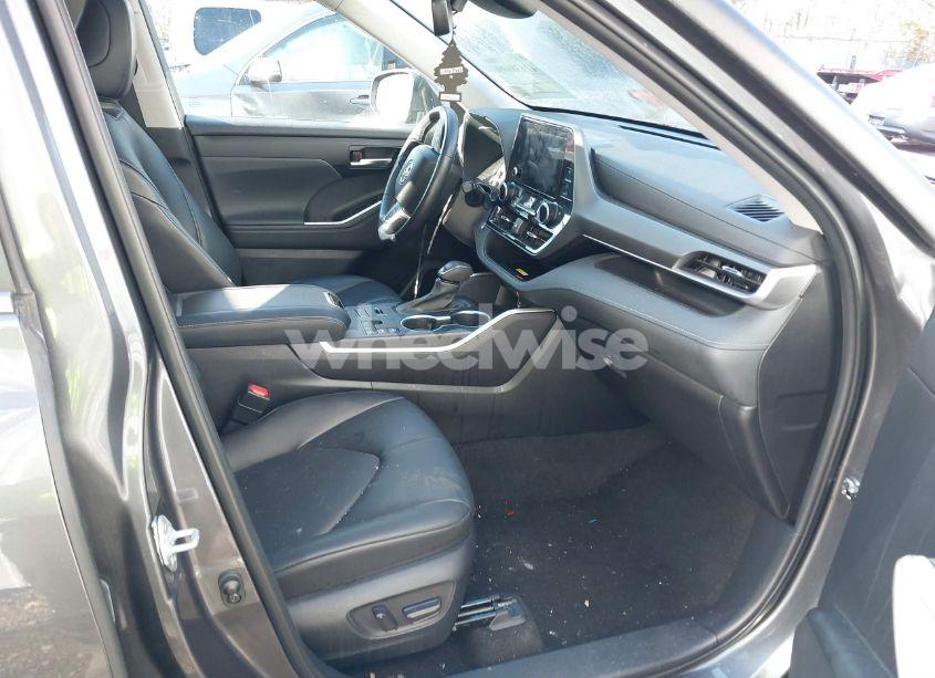 Photo 5 of 2023 Toyota Highlander XLE (VIN 5TDKDRBH6PS036111)