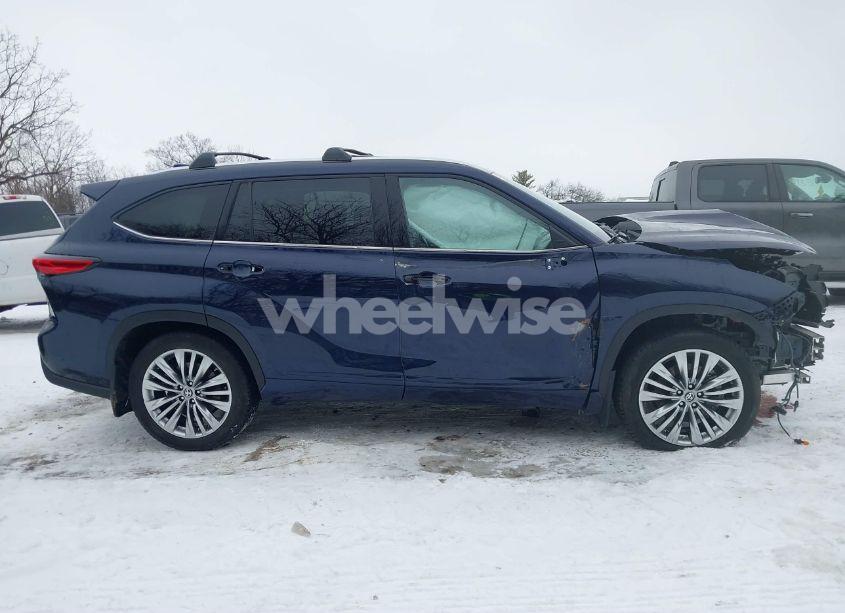 Photo 14 of 2023 Toyota Highlander PLATINUM (VIN 5TDKDRBH6PS527102)