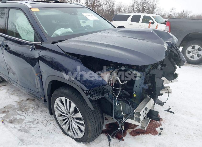 Photo 19 of 2023 Toyota Highlander PLATINUM (VIN 5TDKDRBH6PS527102)