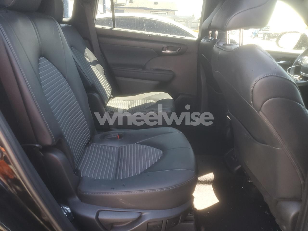 Photo 10 of 2025 TOYOTA HIGHLANDER LE (VIN 5TDKDRBH6SS578074)
