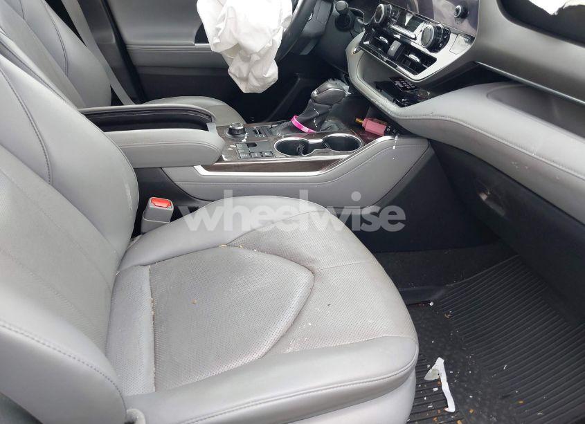 Photo 5 of 2023 Toyota Highlander LIMITED (VIN 5TDKDRBH7PS014618)