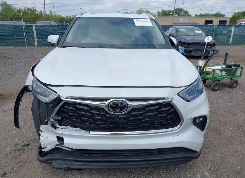 Photo 12 of 2023 Toyota Highlander LIMITED (VIN 5TDKDRBH7PS033878)