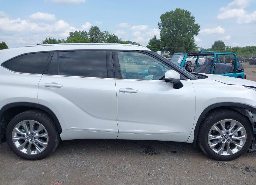Photo 13 of 2023 Toyota Highlander LIMITED (VIN 5TDKDRBH7PS033878)