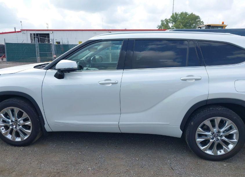 Photo 14 of 2023 Toyota Highlander LIMITED (VIN 5TDKDRBH7PS033878)