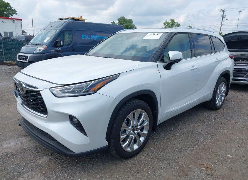 Photo 2 of 2023 Toyota Highlander LIMITED (VIN 5TDKDRBH7PS033878)
