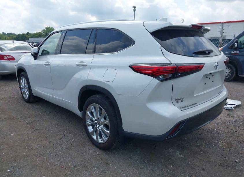 Photo 3 of 2023 Toyota Highlander LIMITED (VIN 5TDKDRBH7PS033878)
