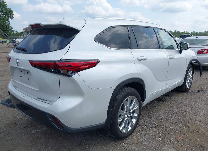 Photo 4 of 2023 Toyota Highlander LIMITED (VIN 5TDKDRBH7PS033878)