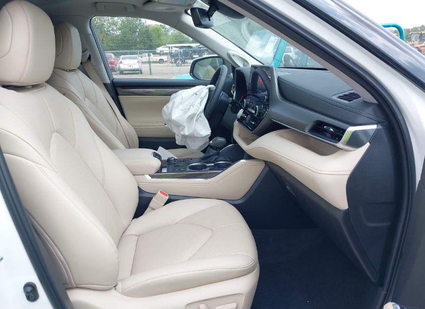 Photo 5 of 2023 Toyota Highlander LIMITED (VIN 5TDKDRBH7PS033878)