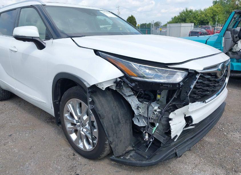 Photo 6 of 2023 Toyota Highlander LIMITED (VIN 5TDKDRBH7PS033878)