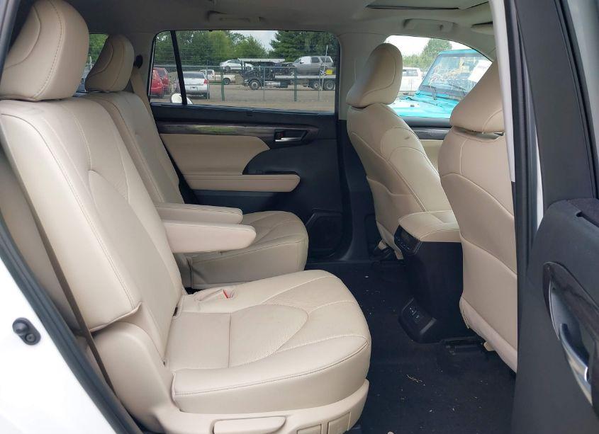 Photo 8 of 2023 Toyota Highlander LIMITED (VIN 5TDKDRBH7PS033878)