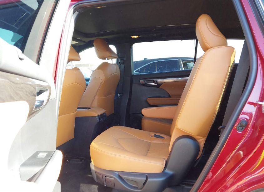 Photo 8 of 2023 Toyota Highlander PLATINUM (VIN 5TDKDRBHXPS001202)
