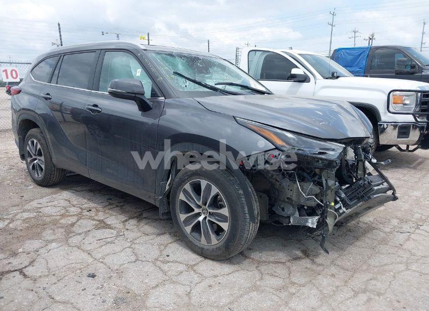 2023 Toyota Highlander XLE (VIN 5TDKDRBHXPS017948) main photo