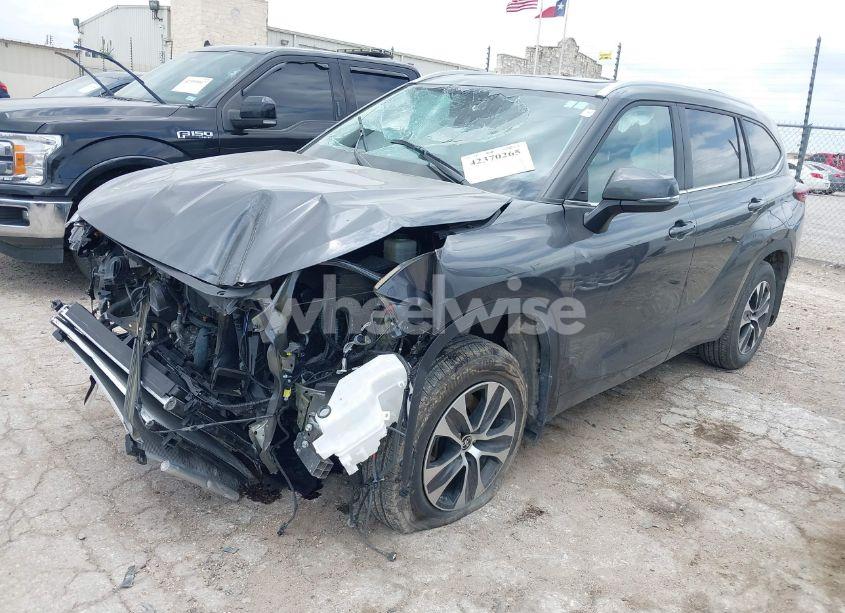 Photo 2 of 2023 Toyota Highlander XLE (VIN 5TDKDRBHXPS017948)