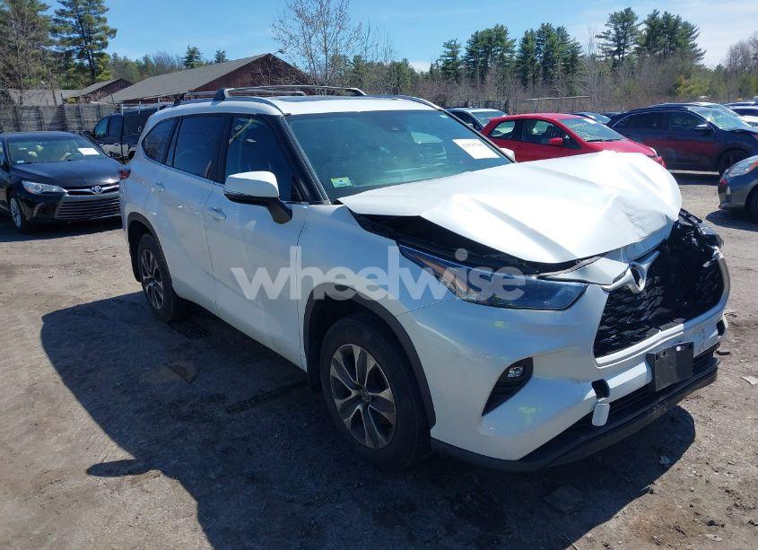 2023 Toyota Highlander XLE (VIN 5TDKDRBHXPS044812) main photo