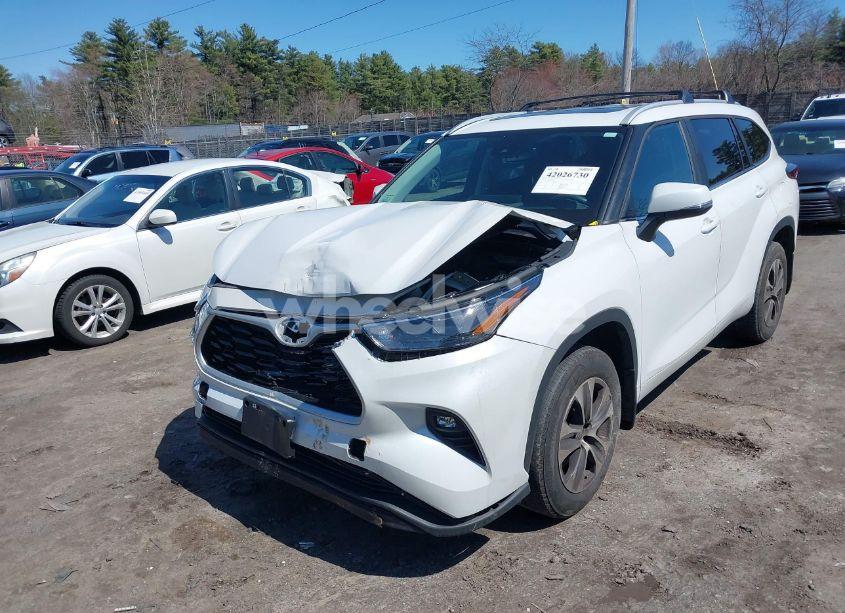 Photo 2 of 2023 Toyota Highlander XLE (VIN 5TDKDRBHXPS044812)