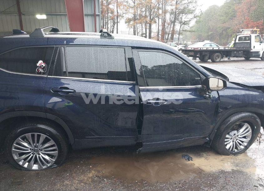 Photo 14 of 2023 Toyota Highlander PLATINUM (VIN 5TDKDRBHXPS506513)