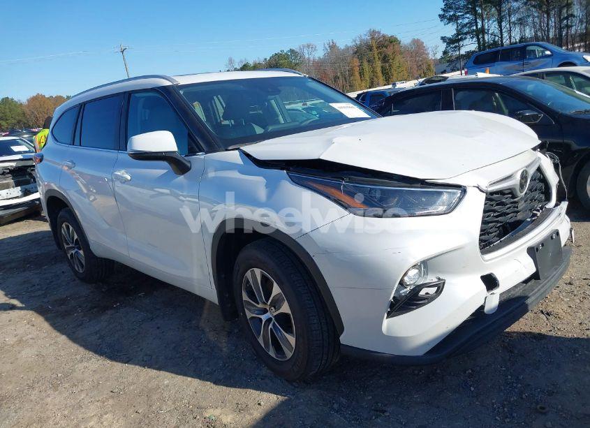 2024 Toyota Highlander XLE (VIN 5TDKDRBHXRS556279) main photo
