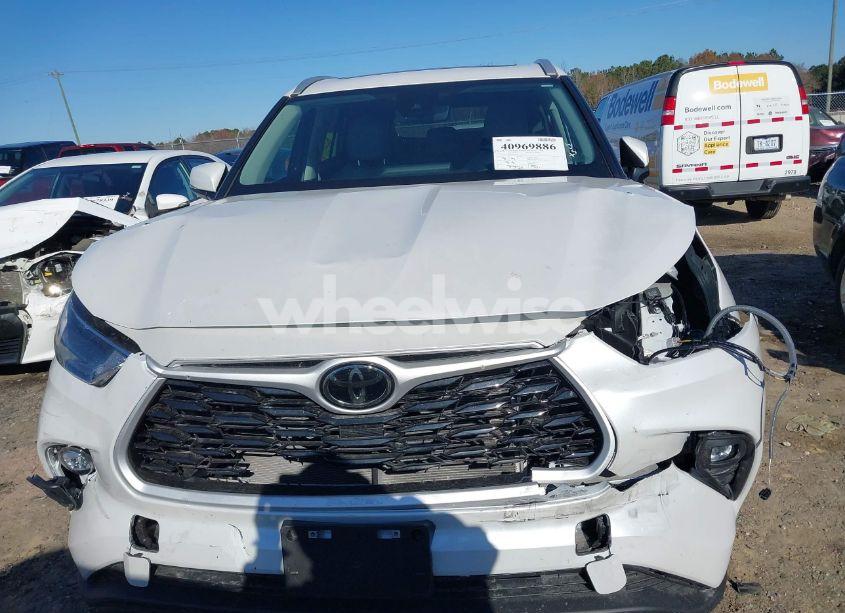 Photo 13 of 2024 Toyota Highlander XLE (VIN 5TDKDRBHXRS556279)
