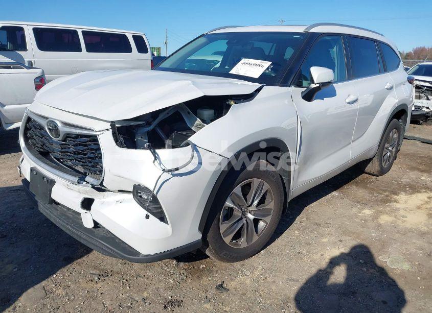 Photo 2 of 2024 Toyota Highlander XLE (VIN 5TDKDRBHXRS556279)