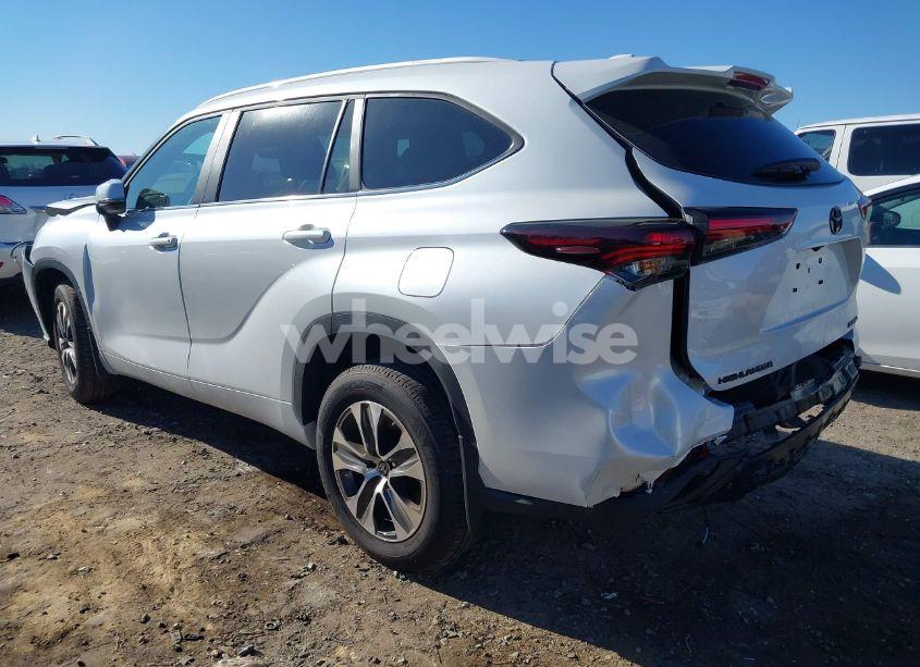Photo 3 of 2024 Toyota Highlander XLE (VIN 5TDKDRBHXRS556279)