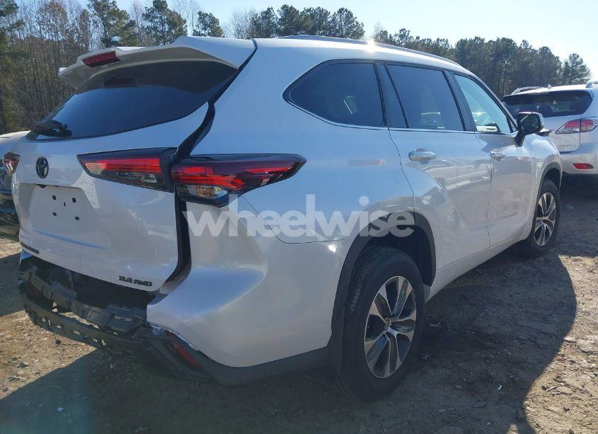 Photo 4 of 2024 Toyota Highlander XLE (VIN 5TDKDRBHXRS556279)