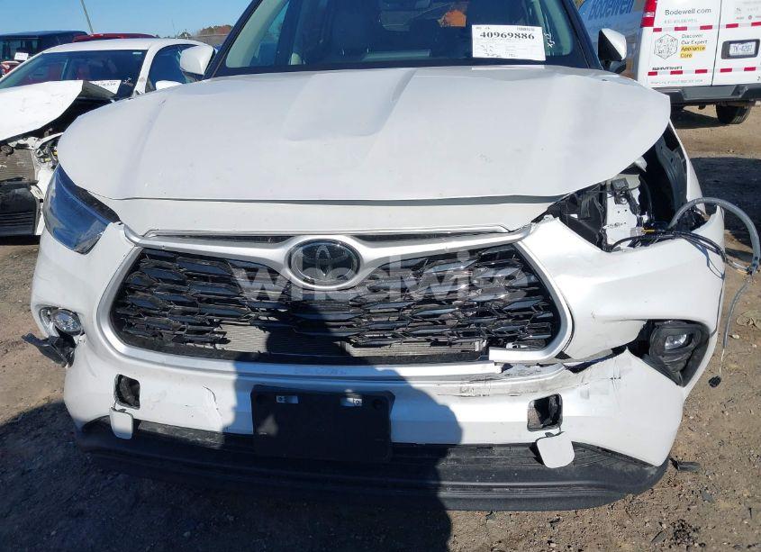 Photo 6 of 2024 Toyota Highlander XLE (VIN 5TDKDRBHXRS556279)