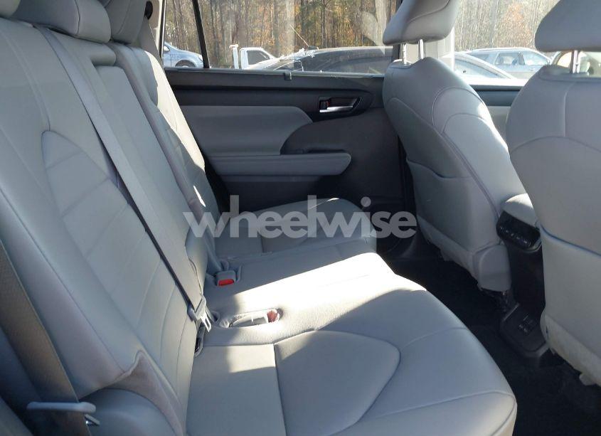 Photo 8 of 2024 Toyota Highlander XLE (VIN 5TDKDRBHXRS556279)