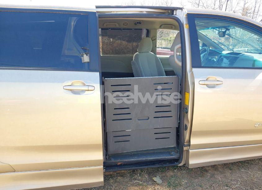 Photo 15 of 2011 Toyota Sienna (VIN 5TDKK3DC0BS025523)