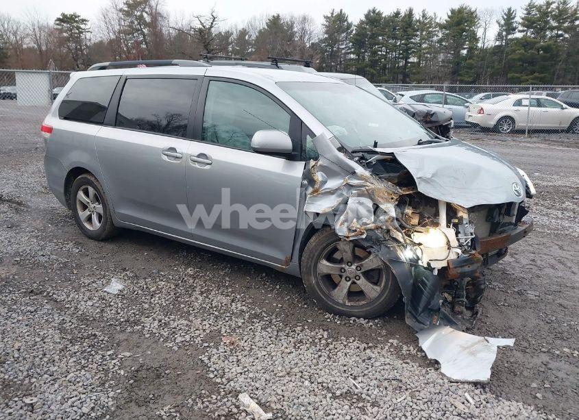 2011 Toyota Sienna LE V6 (VIN 5TDKK3DC0BS044928) main photo