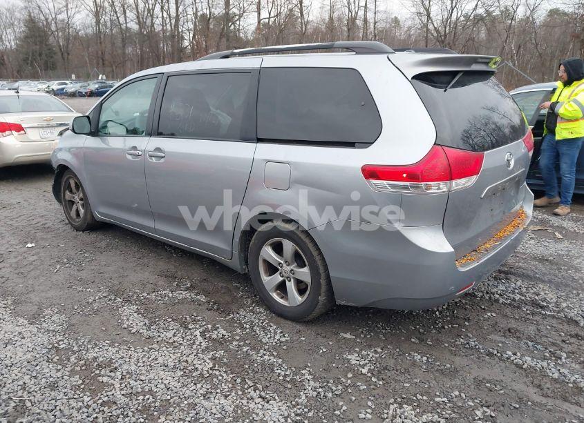 Photo 3 of 2011 Toyota Sienna LE V6 (VIN 5TDKK3DC0BS044928)