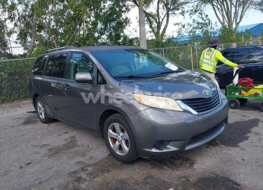 2011 Toyota Sienna LE V6 (VIN 5TDKK3DC0BS050227) main photo