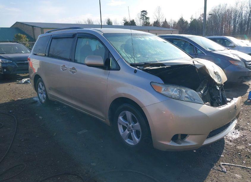 2011 Toyota Sienna LE V6 (VIN 5TDKK3DC0BS050437) main photo