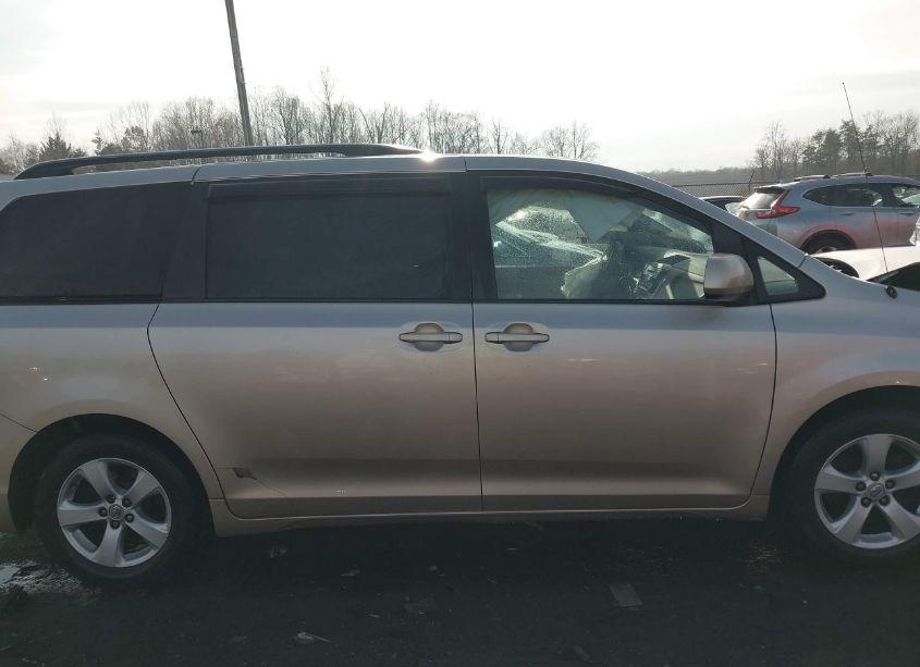 Photo 13 of 2011 Toyota Sienna LE V6 (VIN 5TDKK3DC0BS050437)