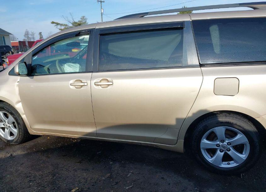 Photo 14 of 2011 Toyota Sienna LE V6 (VIN 5TDKK3DC0BS050437)